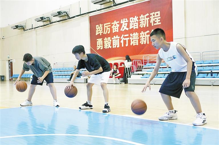 少年健身忙, 记者, 羽毛球馆和