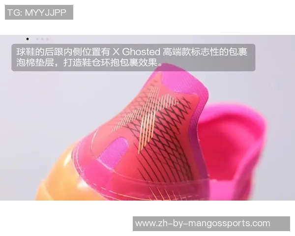 粉色足球鞋搭配球星炫酷上脚照展现个性与速度感